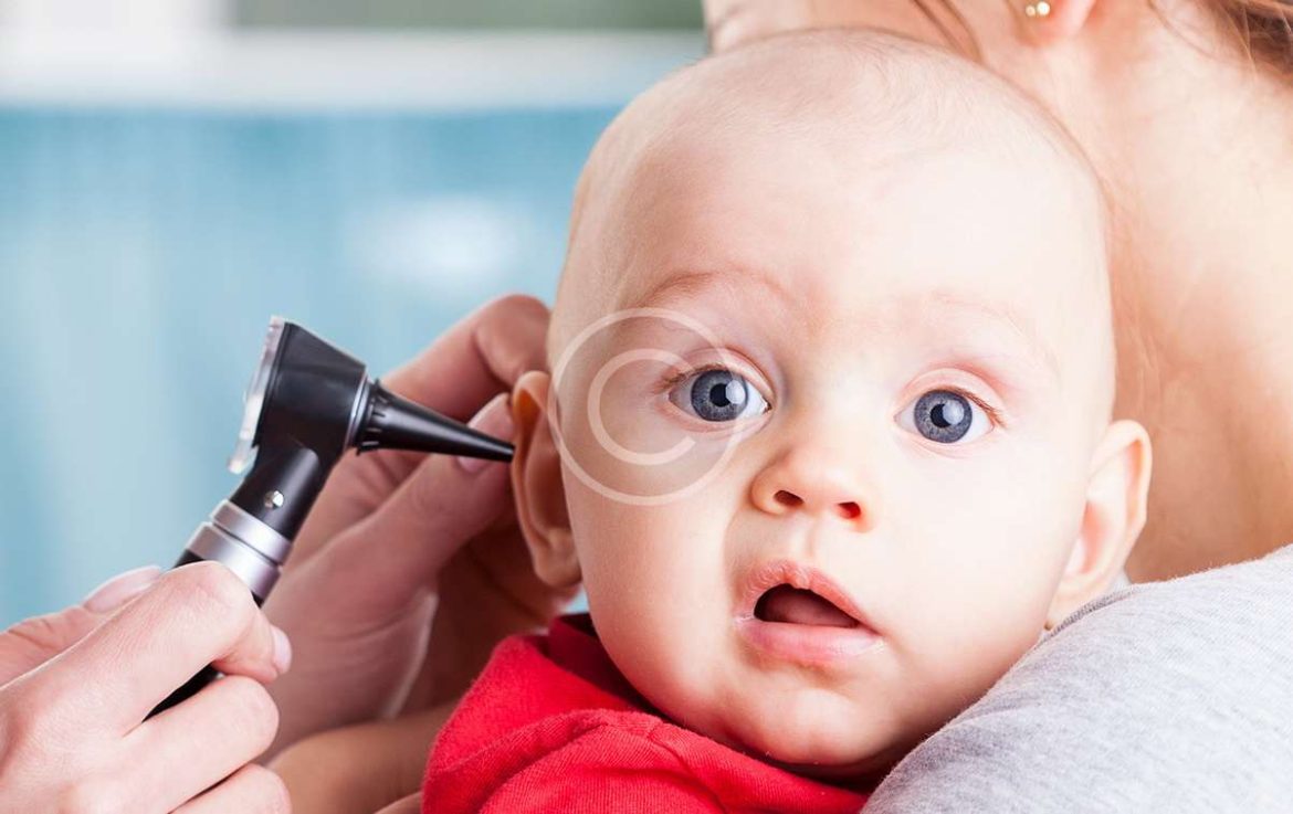 Pediatrician using otoscope Pegli Live