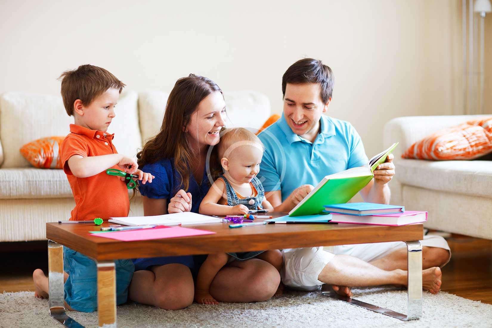 Читать играть в семью. Дети с родителями. Воспитание ребенка. Воспитание в семье. Ребенок в семье.